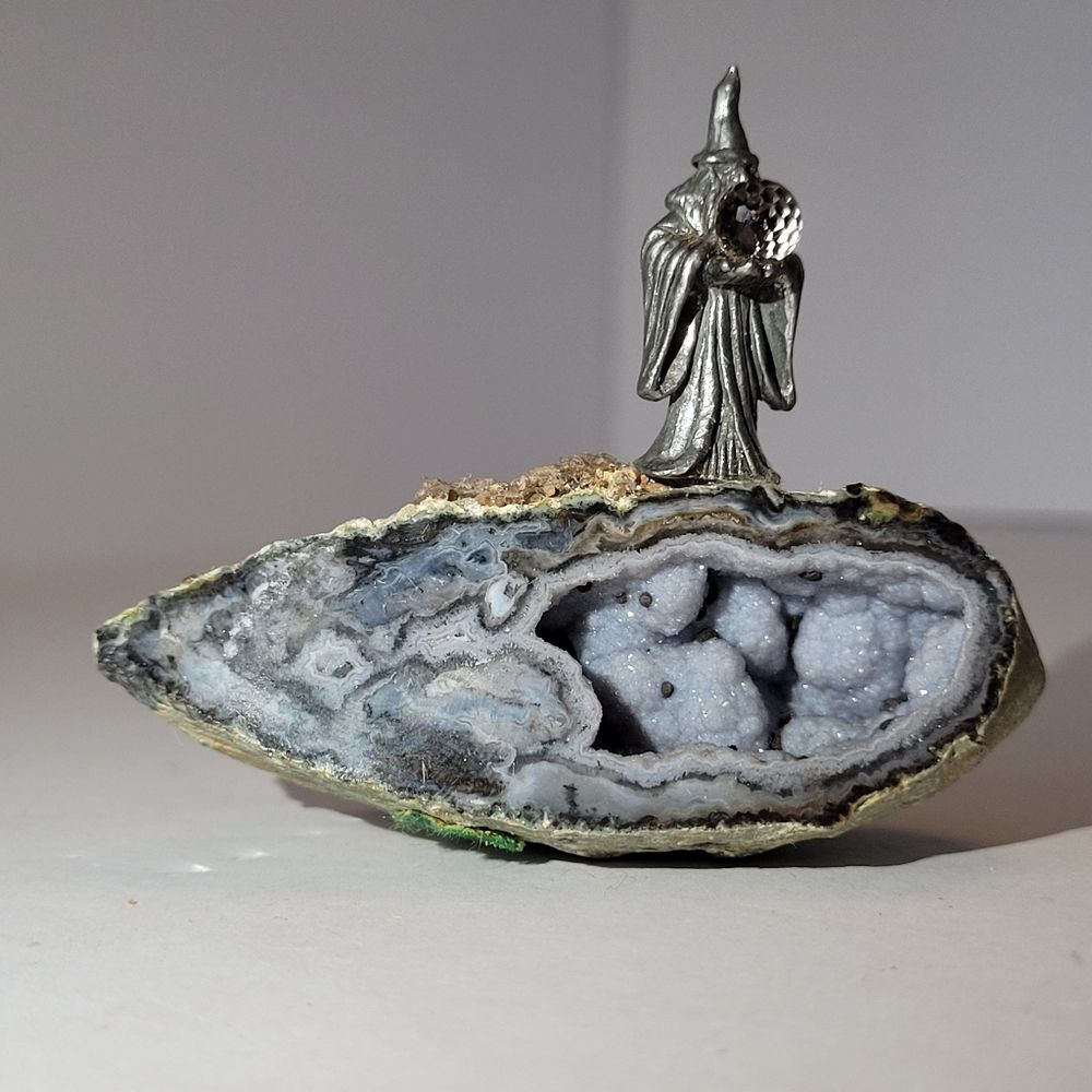 6 Metal Fantasy Figures On amethyst crystals And agate geode - Picture 3 of 9
